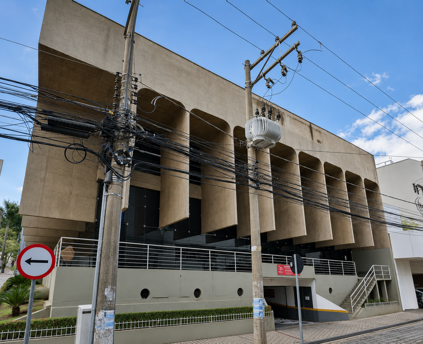 Comercial em Cuiabá, Centro, Av. Getúlio Vargas, Esq. C/ A Rua Barão De Melgaço, 346 Centro, MT. Área: 883.87m2