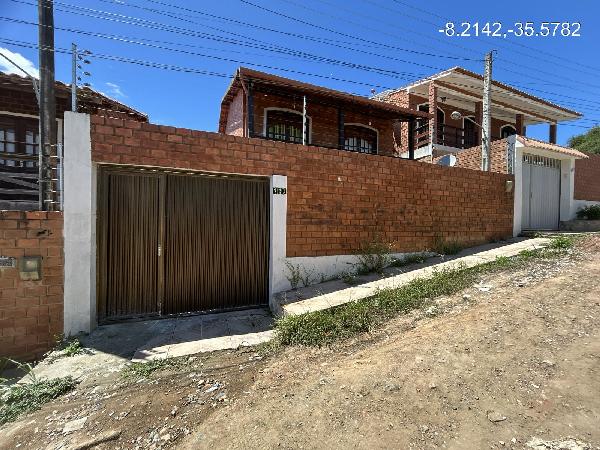 Casa em Gravatá, Cruzeiro, Rua Jose Arthur Pitt, N. 117, Lt 14, Qd D, PE. Área: 131.96m2