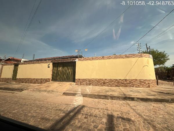 Casa em Canto do Buriti, Centro, Avenida Martinho Borges, N. 184, Bairro Santo Antonio, PI. Área: 187m2