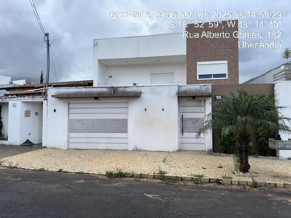 Casa em Uberlândia, Alto Umuarama, Rua Alberto Gomes, N. 155, Lt 12 Qd 06, MG. Área: 314.81m2