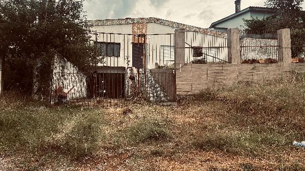 Casa em Bagé, Tiarajú, Rua Tomas Gonzaga, N. 215, Lt 15 E 17 Qd 16, RS. Área: 121m2
