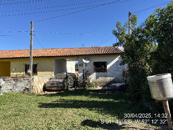 Casa em Pelotas, Laranjal, Rua Lagoa Vermelha, N. 199, Lt 07 Qd 24, RS. Área: 60.5m2