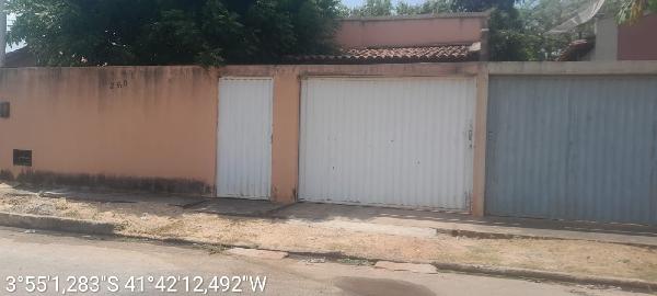Casa em Piracuruca, Bairro De Fatima, Rua Monsenhor Olavo Passos, N. 360,, PI. Área: 70m2