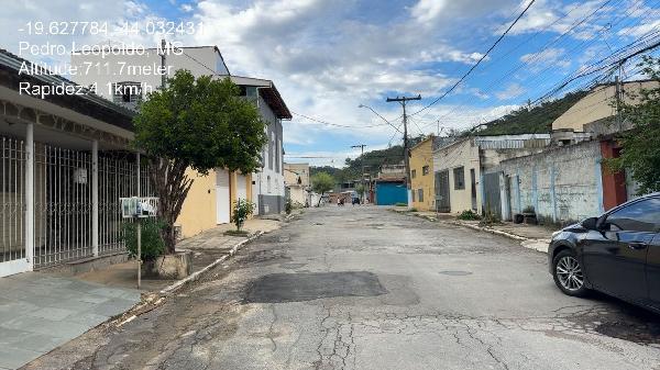 Casa em Pedro Leopoldo, Centro, Rua Jockey Clube, N. 482d, Un 05 Pav 2, MG. Área: 34.38m2