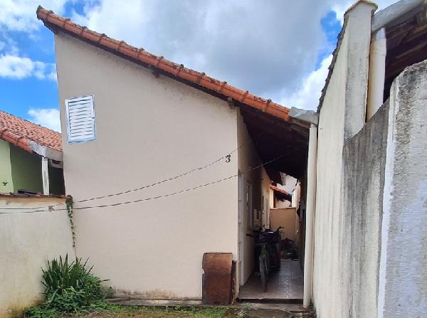 Casa em Cachoeiras de Macacu, Papucaia, Rua Geraldo M. Oliveira (Papucaia) Antiga Rua B, N. 225, 03, 0713, RJ. Área: 47.4m2