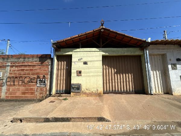 Casa em Montes Claros, Vila Real, R Greenfeld, N. 100, Cs 02, 1705, MG. Área: 49.82m2