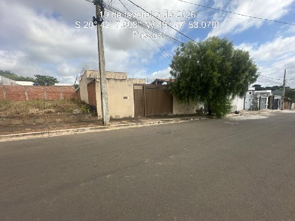 Casa em Passos, Centro, Rua Jose Donabella, N. 703, Qd Q Lt 27, MG. Área: 50m2