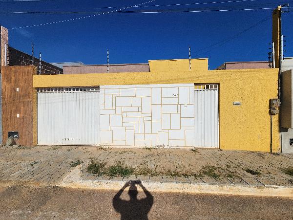 Casa em Mossoró, Santa Julia, Rua Ferrari, N. 451, Lt 33 Qd I, RN. Área: 82.03m2